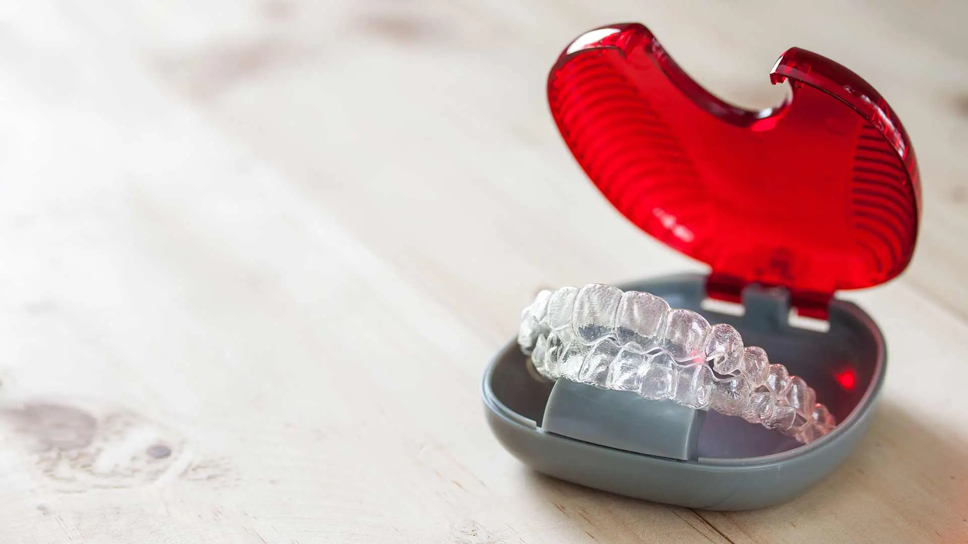 Correcto cuidado de tu ortodoncia invisible - INVISALIGN®
